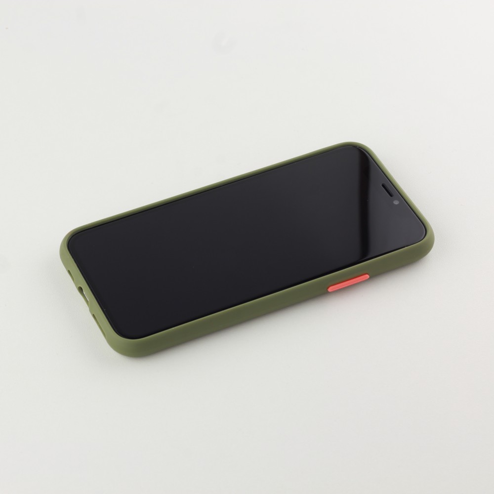 Coque iPhone 11 Pro Max - Silicone Mat avec trous vert kaki