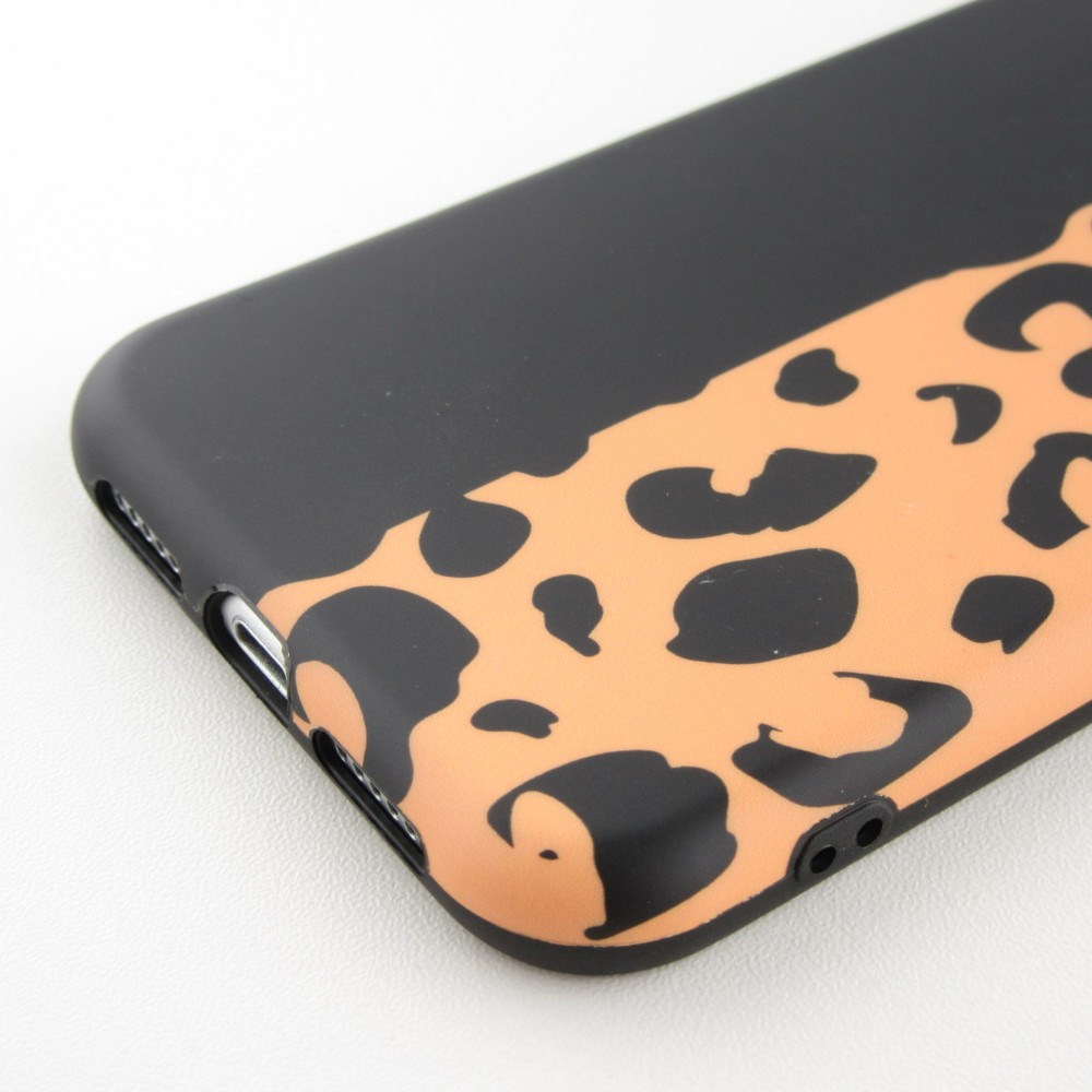 Coque iPhone 11 Pro Max - Silicone Mat demi noir léopard