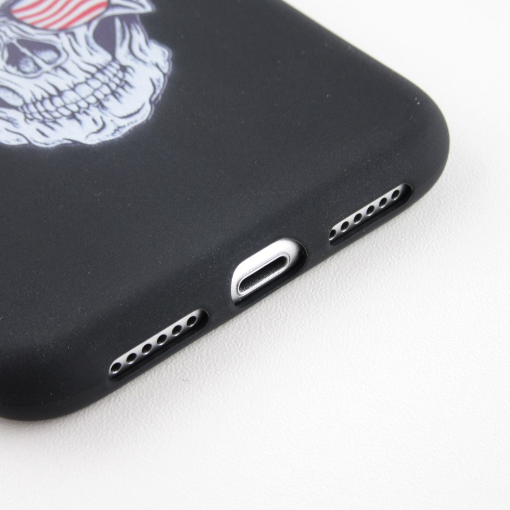 Coque iPhone 12 / 12 Pro - Silicone Mat Skull USA - Noir