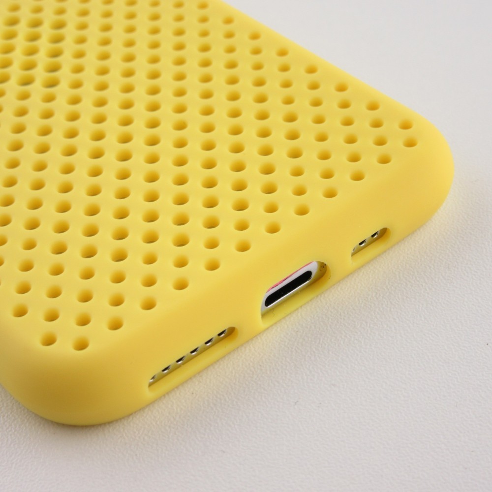 Coque iPhone 11 - Silicone Mat avec trous jaune