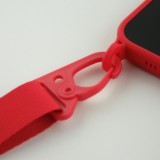 Coque iPhone 13 Pro Max - Silicone avec lanière et crochet - Rouge