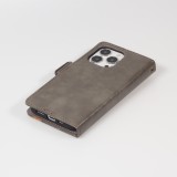 Etui cuir iPhone 13 - Flip Wallet en cuir véritable avec stripe design et compartiment à cartes - Gris