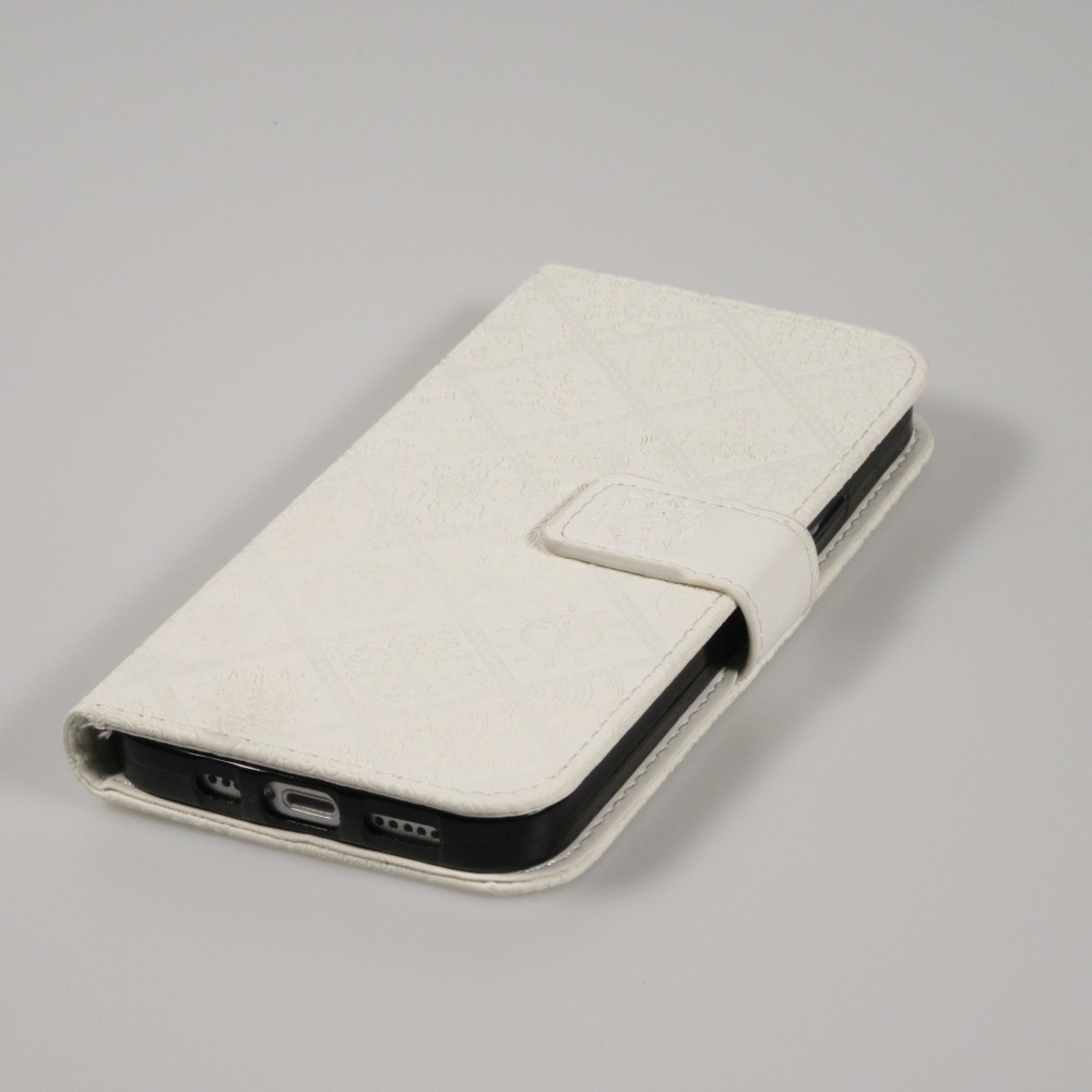 iPhone 12 / 12 Pro Case Hülle - Premium Flip Wallet Kautschuk oriental Muster mit Magnetverschluss - Weiss