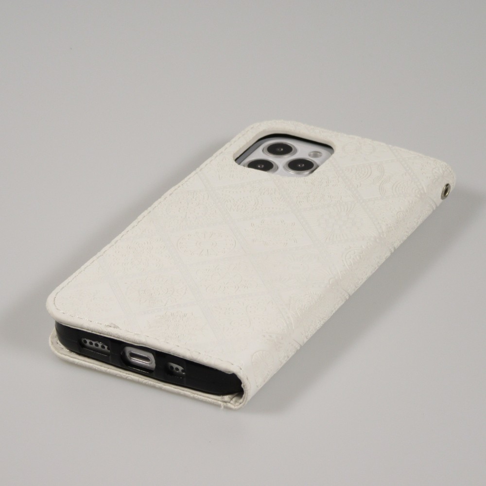 iPhone 12 / 12 Pro Case Hülle - Premium Flip Wallet Kautschuk oriental Muster mit Magnetverschluss - Weiss