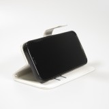 iPhone 12 / 12 Pro Case Hülle - Premium Flip Wallet Kautschuk oriental Muster mit Magnetverschluss - Weiss