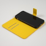 Fourre iPhone 13 - Premium Flip Wallet caoutchouc motif oriental avec fermeture aimantée - Jaune