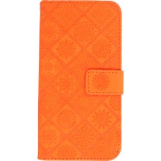 Fourre iPhone 13 - Premium Flip Wallet caoutchouc motif oriental avec fermeture aimantée - Orange