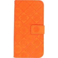 iPhone 13 Case Hülle - Premium Flip Wallet Kautschuk oriental Muster mit Magnetverschluss - Orange