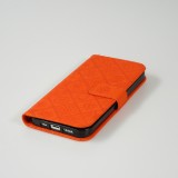 iPhone 13 Case Hülle - Premium Flip Wallet Kautschuk oriental Muster mit Magnetverschluss - Orange