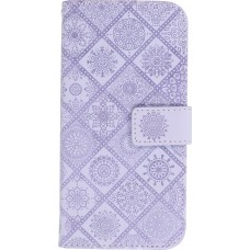 iPhone 13 Case Hülle - Premium Flip Wallet Kautschuk oriental Muster mit Magnetverschluss - Violett