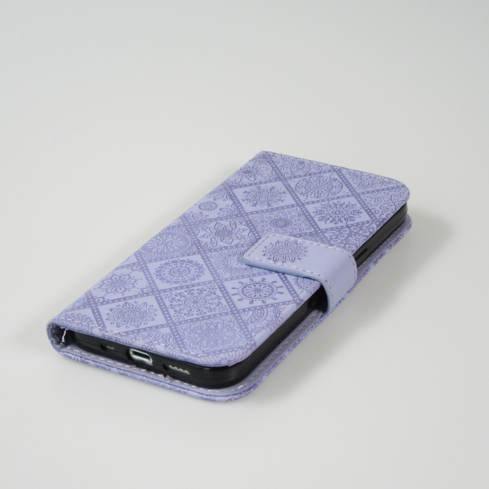 Fourre iPhone 13 - Premium Flip Wallet caoutchouc motif oriental avec fermeture aimantée - Violet