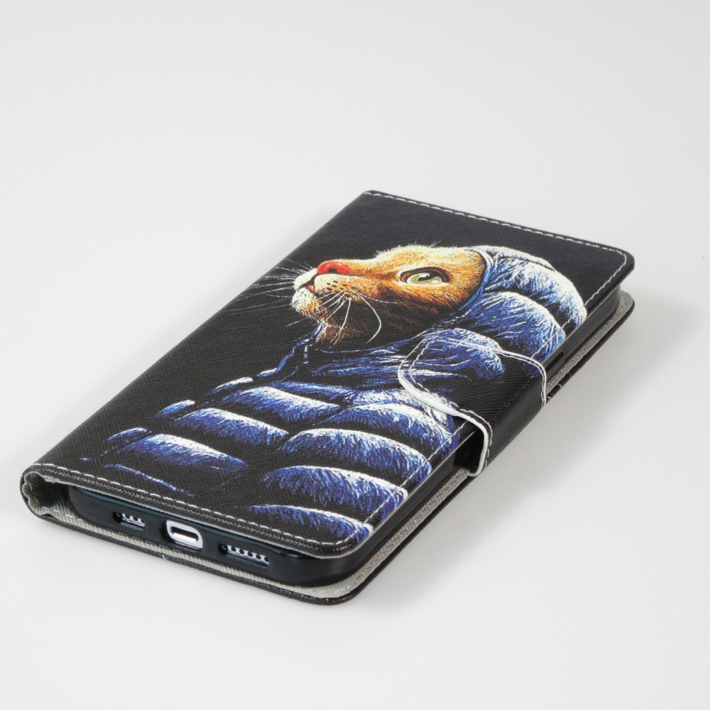 iPhone 12 / 12 Pro Case Hülle - Premium Wallet Flip-Magnetverschluss und Kartenfach - Katze in Jacke - Schwarz