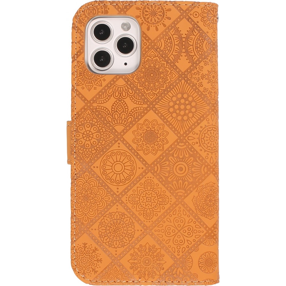 iPhone 13 Pro Case Hülle - Premium Flip Wallet Kautschuk oriental Muster mit Magnetverschluss - Beige