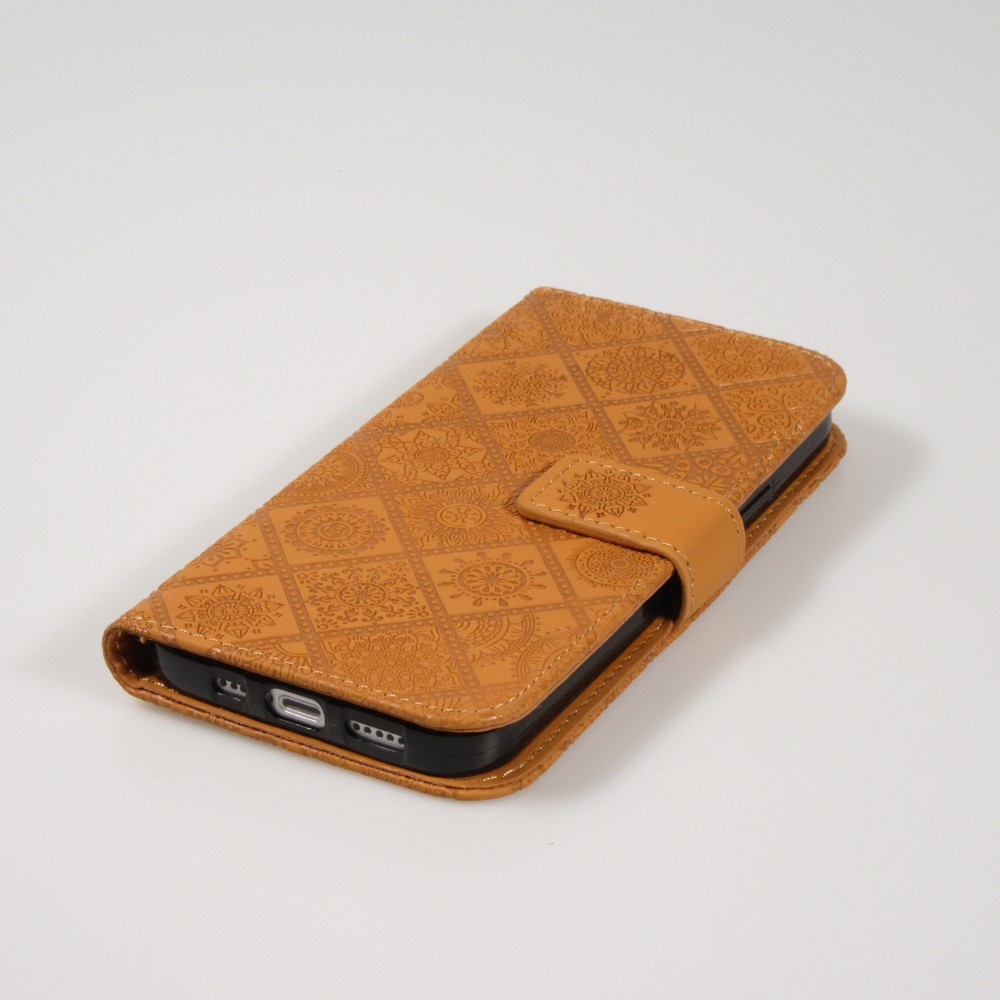 iPhone 13 Pro Case Hülle - Premium Flip Wallet Kautschuk oriental Muster mit Magnetverschluss - Beige