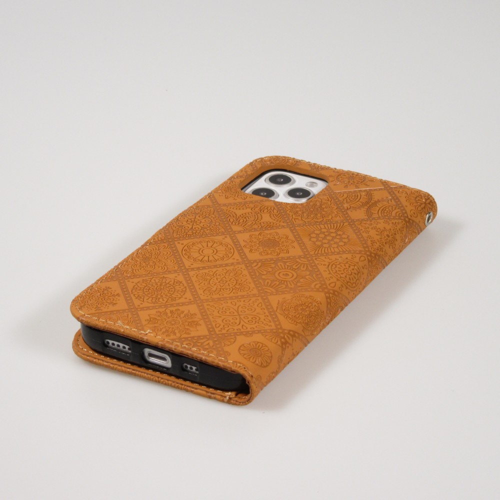 iPhone 13 Pro Case Hülle - Premium Flip Wallet Kautschuk oriental Muster mit Magnetverschluss - Beige